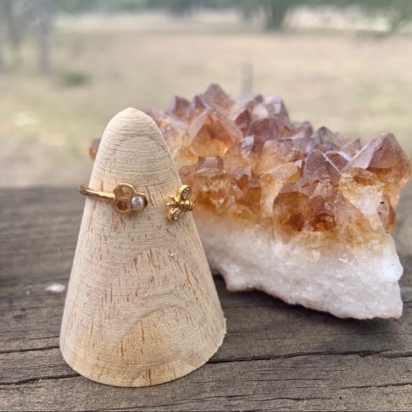 14K Gold Honeycomb Bee Ring - Picture 3 of 8